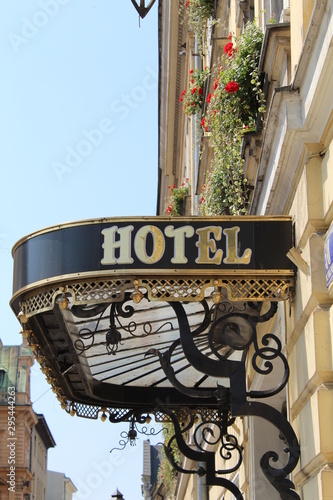 Canvas Print Front of hotel - Gilding and wrought iron