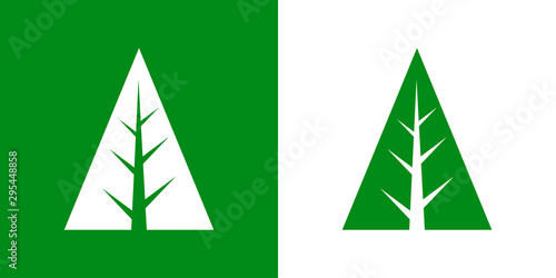 Logotipo con árbol abstracto triangulo con tronco y ramas en espacio negativo en verde y blanco
