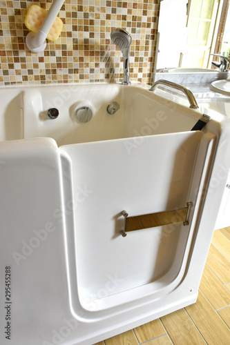 Bathtube for disabled or handicapped people