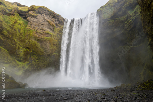 Wasserfall Skogafoss auf Island, der 60 m in die Tiefe donnert