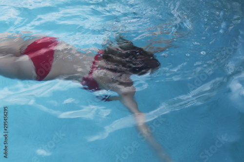 Frau taucht im Swimmingpool im Uralub