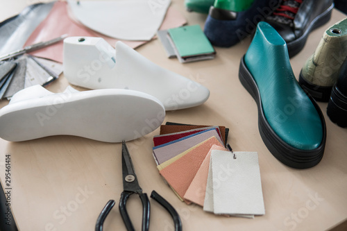 Foto Shoemaker workplace with tools, shoes, leather and last.