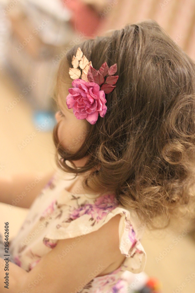 Naklejka premium curly beautiful girl received a Christmas present