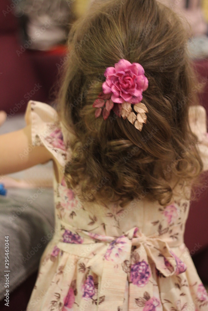 Naklejka premium curly beautiful girl received a Christmas present