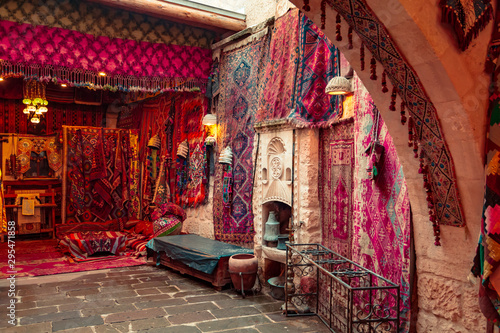 Tradycyjne tureckie ręcznie robione dywany w sklepie z pamiątkami.