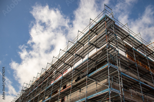Baugerüst an einem neuen Haus, Rohbau, Baustelle