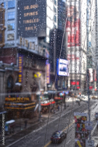 Ciudad con lluvia a través de vidrio
