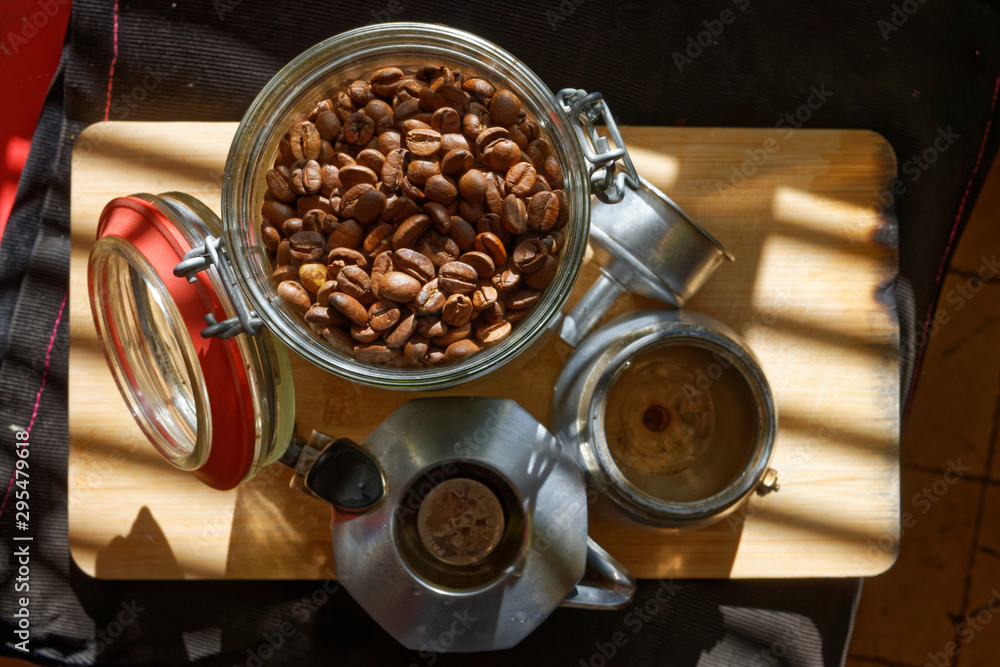 Naklejka premium Słoik z ziarnami kawy i kawiarka w częściach