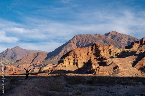 silueta de mujer contra un fondo montañas de colores en Salta Argentina