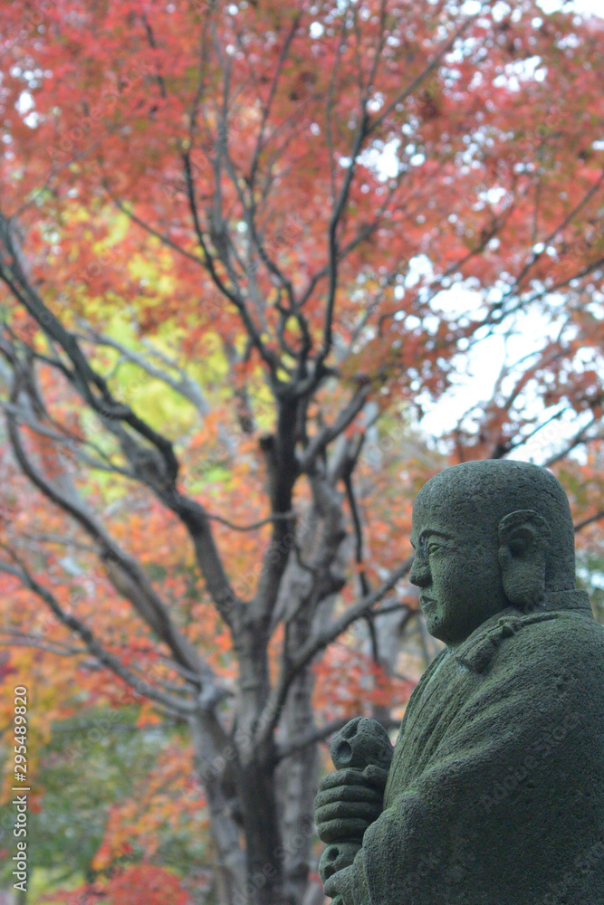 紅葉と大師像 紅葉と大師像
