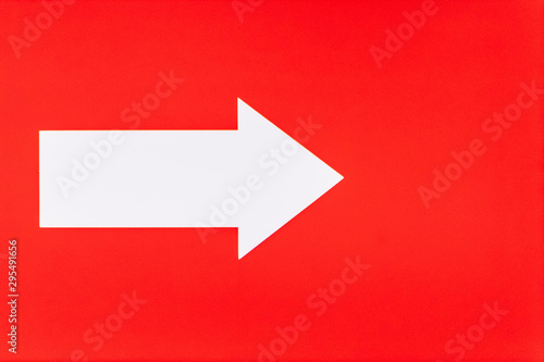 Weißer Pfeil auf rotem Hintergrund zeigt nach rechts mit weißer Spitze als Hinweisschild und Wegweiser zur Navigation