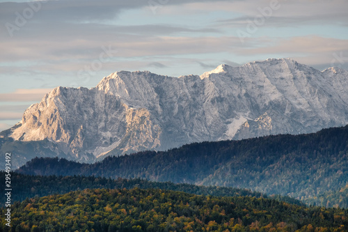 Gebirge mit Herbst Wald im Vordergrund © Maximilian