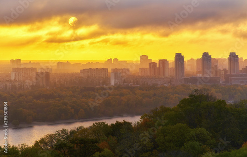 pochmurne niebo nad zielonym parkiem w Kijowie. Strzał krajobraz. Park of Eternal Glory, Kijów.