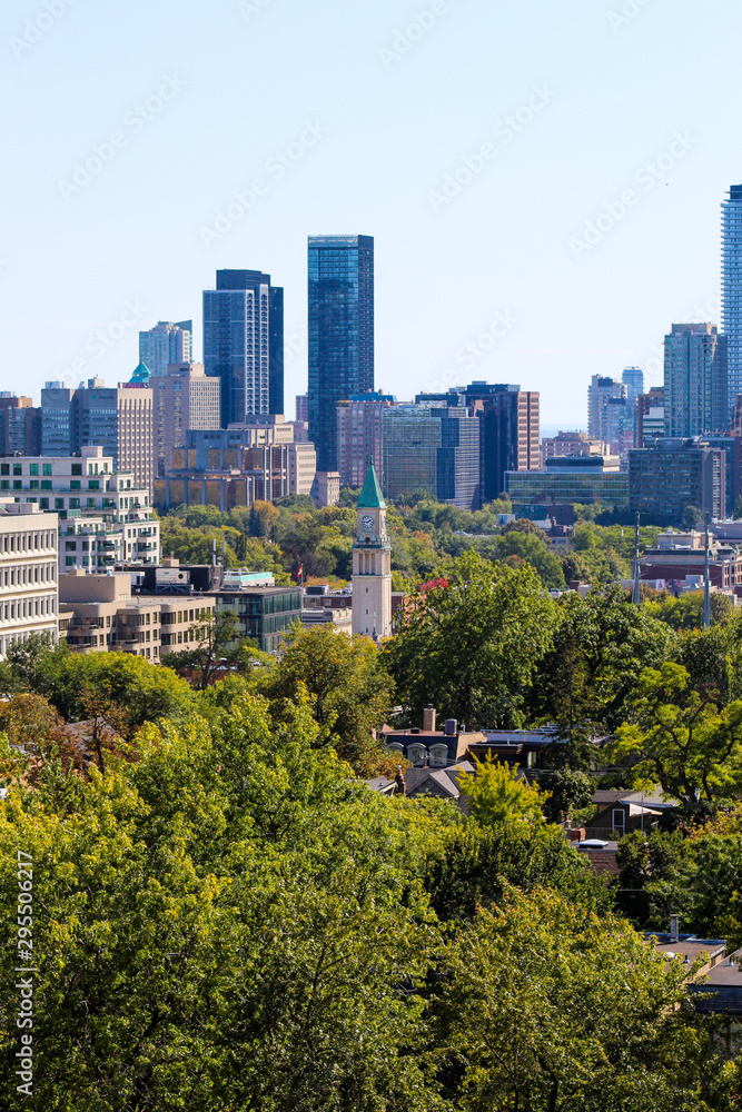 Obraz premium Clock tower in city with trees