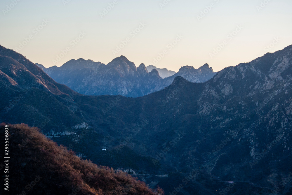 Naklejka premium Sunrise at the Great Wall in Mutianyu
