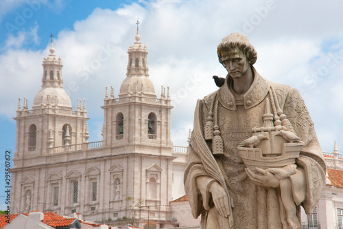 Estatua de San Vicente en barrio de Alfama y Monasterio de San Vicente de Fora detrás. Lisboa - Portugal