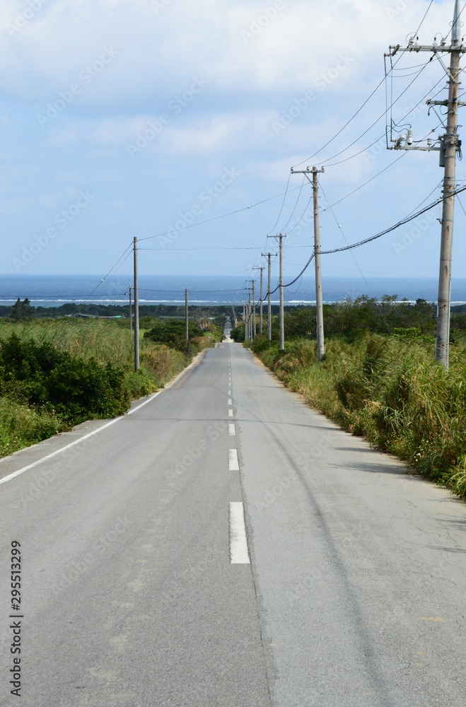 海に向かう直線の一本道