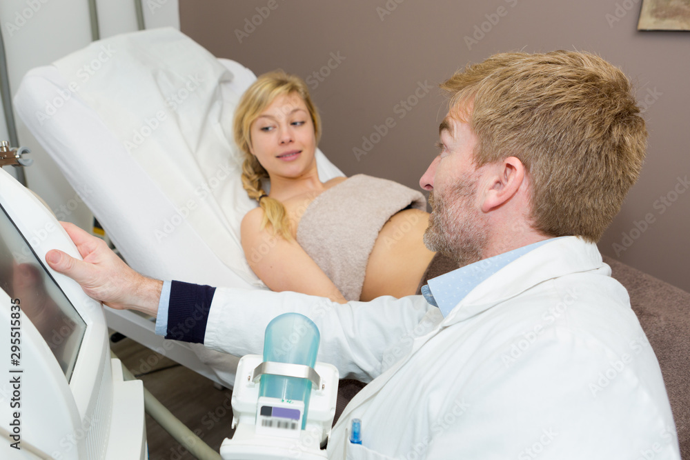 Obraz premium doctor discussing scan results with female patient