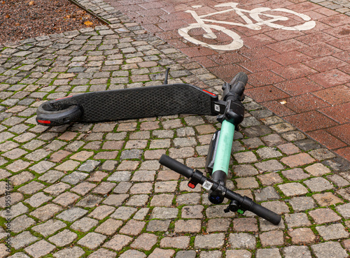 Danger en ville. Trottinette électrique tombée sur le trottoir. photo