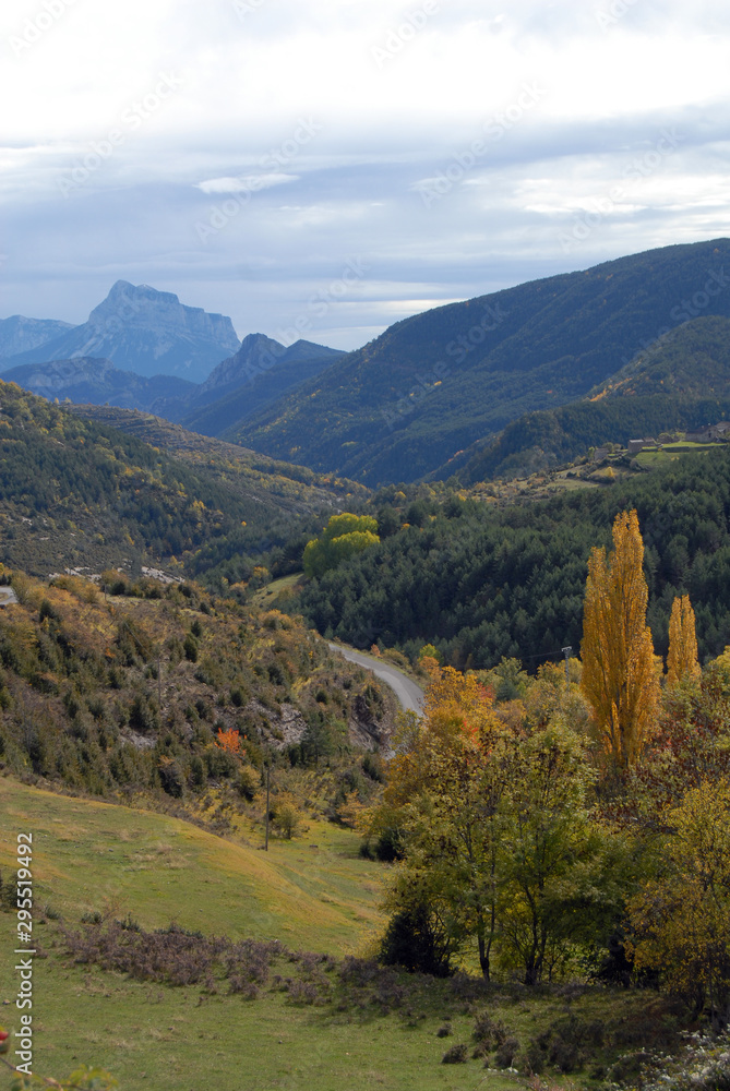 Naklejka premium Ordesa en otoño