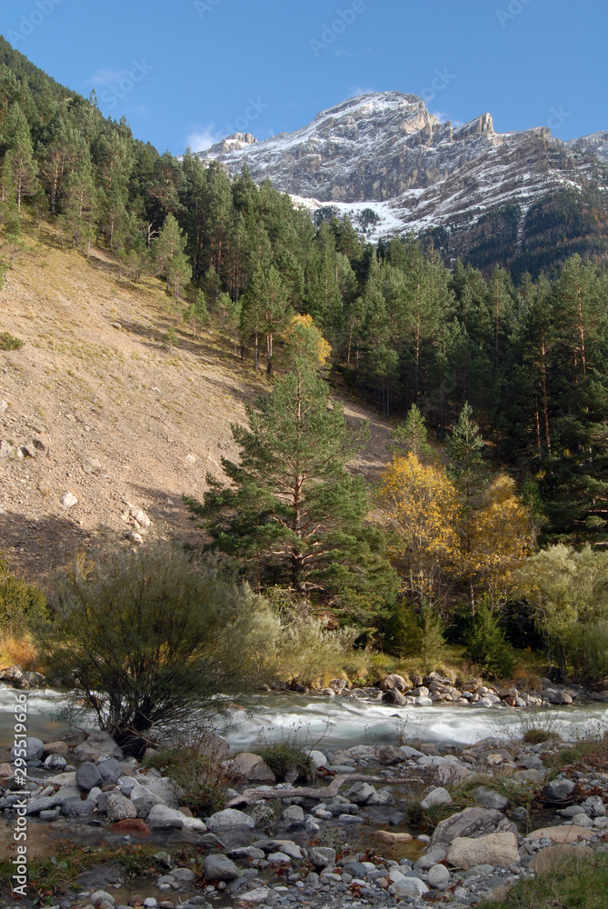 Obraz premium Ordesa en otoño