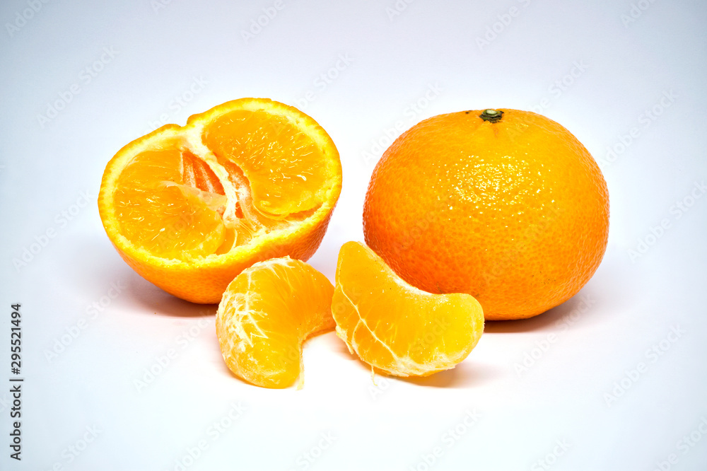 Je eine ganze und halbierte Mandarine, dazu noch zwei Fruchtspalten, freigestellt Je eine ganze und halbierte Mandarine, dazu noch zwei Fruchtspalten, freigestellt