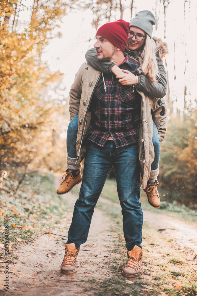 Fototapeta premium Traveler couple in love so fun in the forest. Concept of trekking, adventure and seasonal vacation.