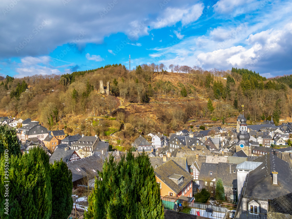 Obraz premium Elevated March snowy view of the beautiful town of Monschau, North Rhine-Westphalia, Germany and the Haller ruins to the left