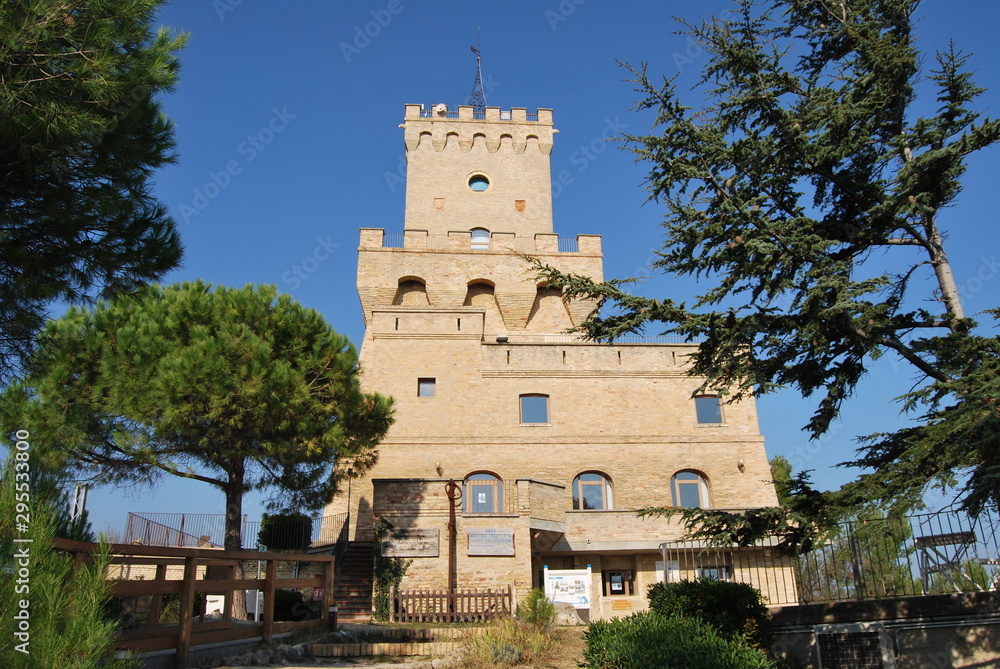 Fototapeta premium Pineto e la Torre del Cerrano