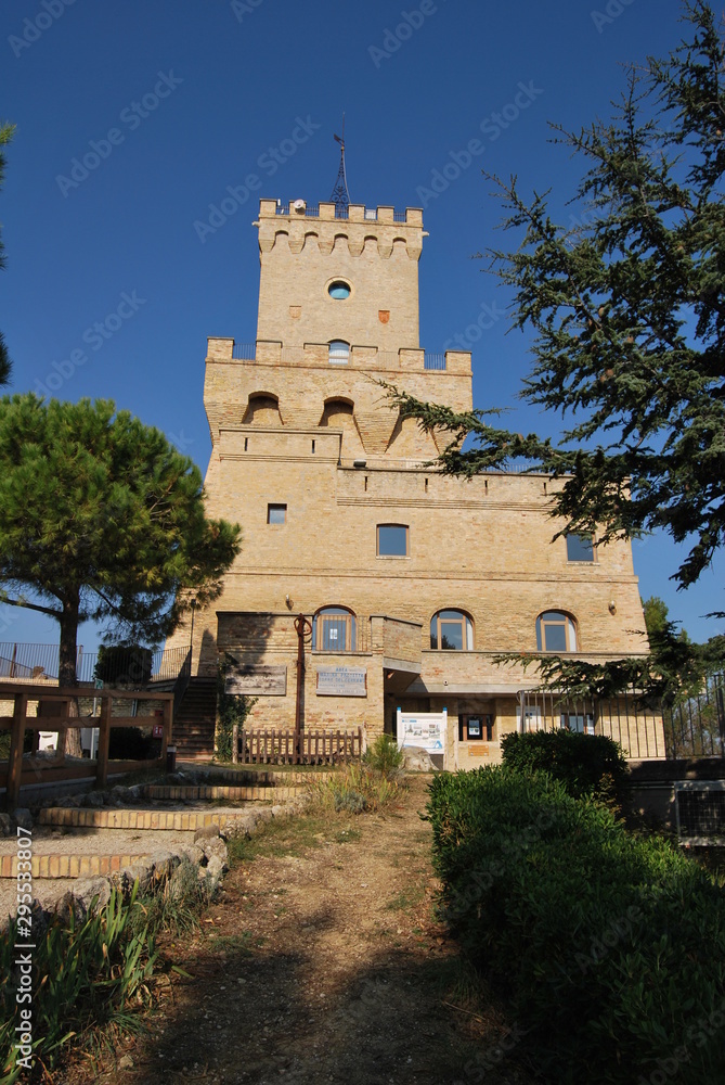 Fototapeta premium Pineto e la Torre del Cerrano