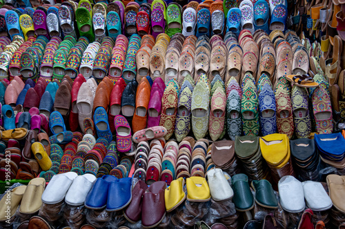 Shop of colored slippers in the medina of Marrakech in October 2019 © Marlene Vicente