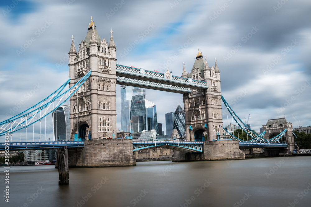 Obraz premium Skyline of the City of London by the river Thames