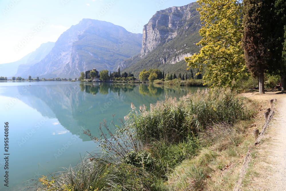 Il Lago di Toblino - e il suo omonimo Castello. ( Tn. ) Il Lago di Toblino - e il suo omonimo Castello. ( Tn. )
