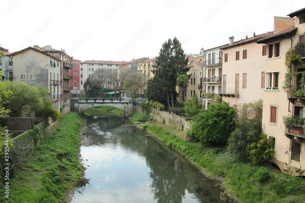 Fluss in italienischer Kleinstadt