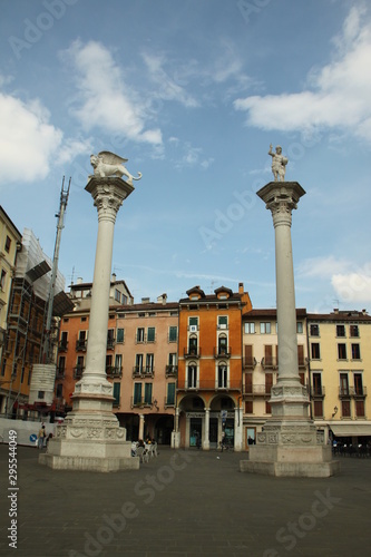 Statuen auf Säulen in Italien