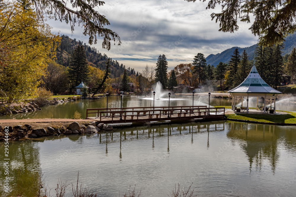 Fototapeta premium Green Mountain Falls