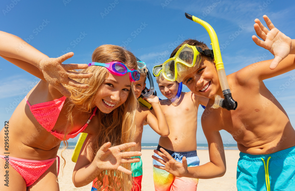 Kids waving hands wearing scuba snorkeling masks - obrazy, fototapety, plakaty 