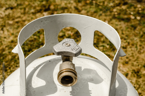 Fotografía Angled overhead close-up of the top of a white propane tank