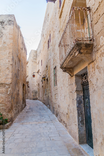 Fototapeta Naklejka Na Ścianę i Meble -  Narrow street in the fortified city Mdina in the Northern Region of Malta