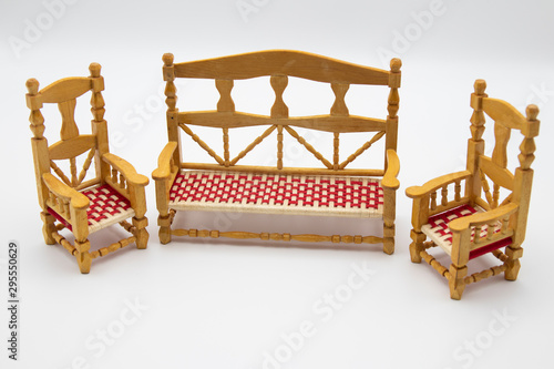 Sillones y sofá de madera en miniatura