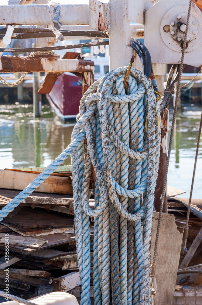 Obraz premium Coiled line on docked fishing boat