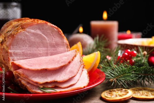 Foto Plate with delicious ham served on wooden table, closeup