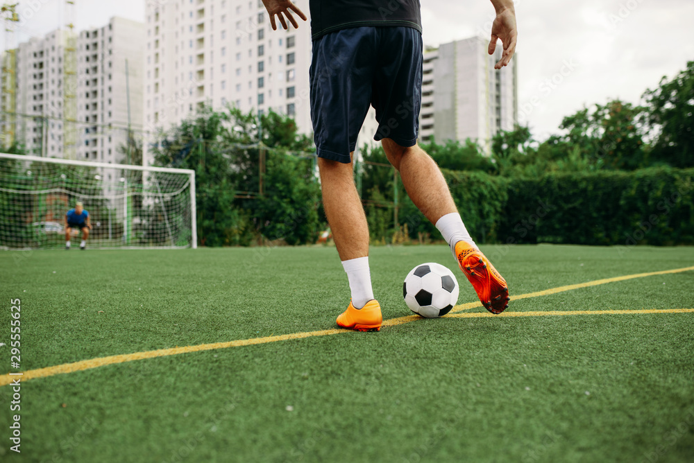 Obraz premium Male soccer player working with ball on the field