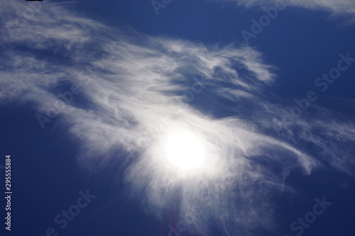 Höhenwolke verdeckt kurz die Sonne photo