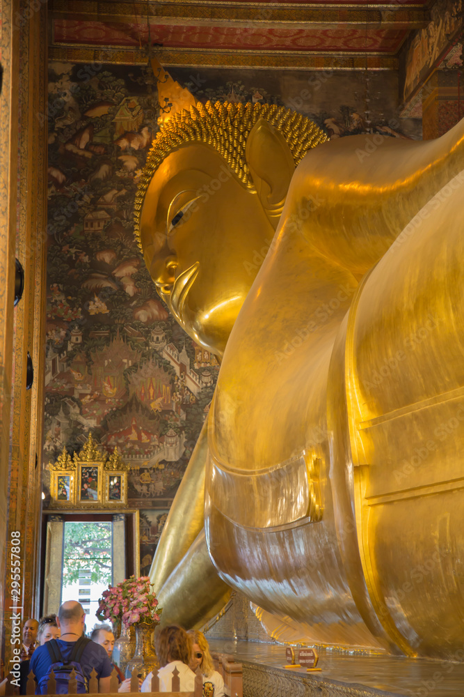 Obraz premium golden buddha in thailand