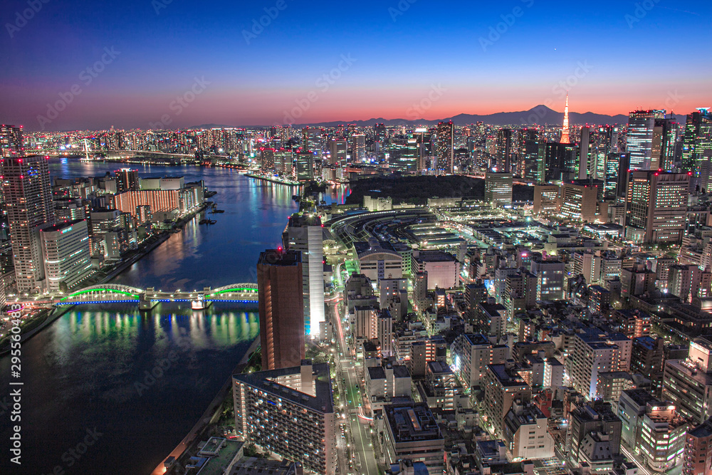 Obraz premium 東京都・中央区 聖路加ガーデンからの夕景