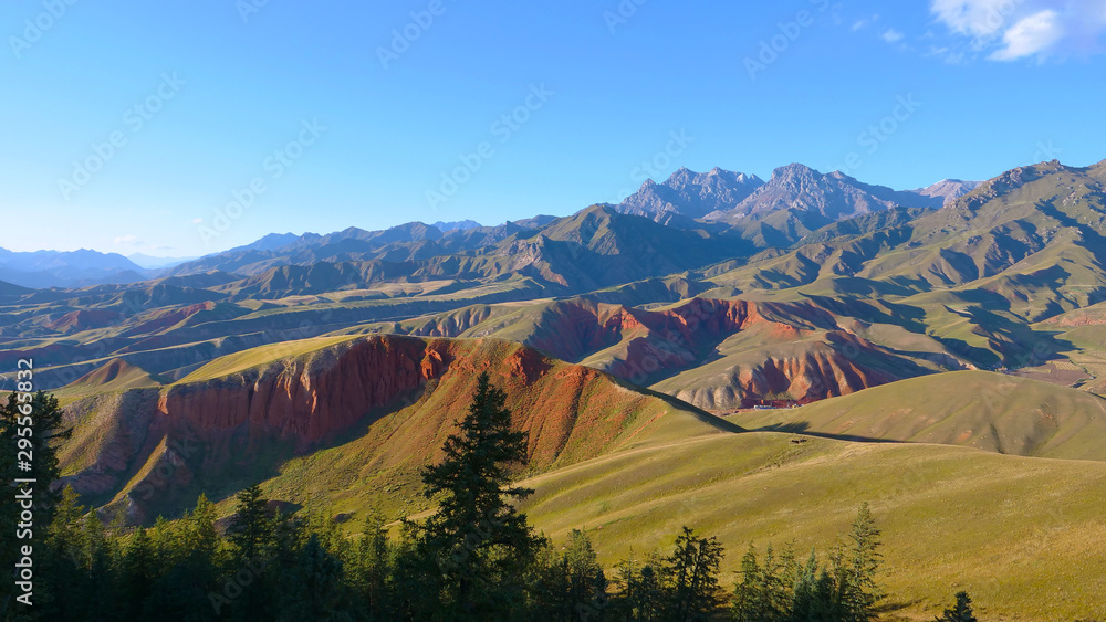 Naklejka premium Beautiful nature landscape veiw of The Qilian Mountain Scenic Area Mount Drow in Qinghai China.