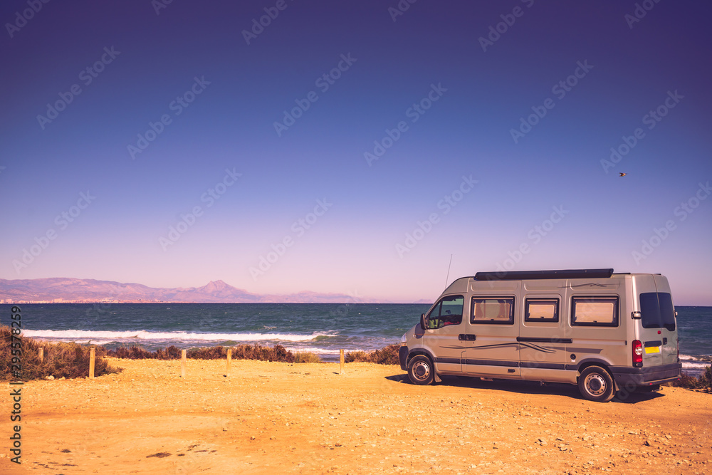 Fototapeta premium Camper van na plaży, kemping na łonie natury