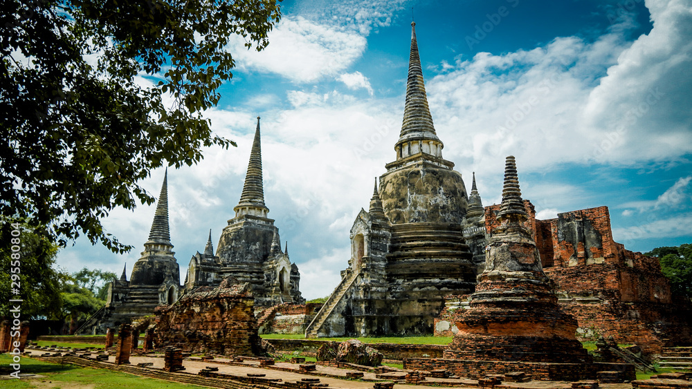 Fototapeta premium Old temple in Autthaya (Thailand)