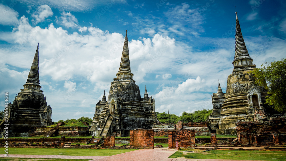 Fototapeta premium Old temple in Autthaya (Thailand) 